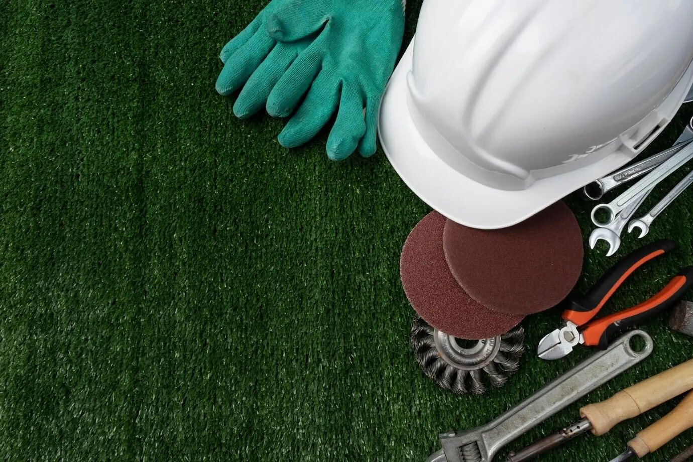 Вид сверху: Международный день трудящихся с инструментами инженера